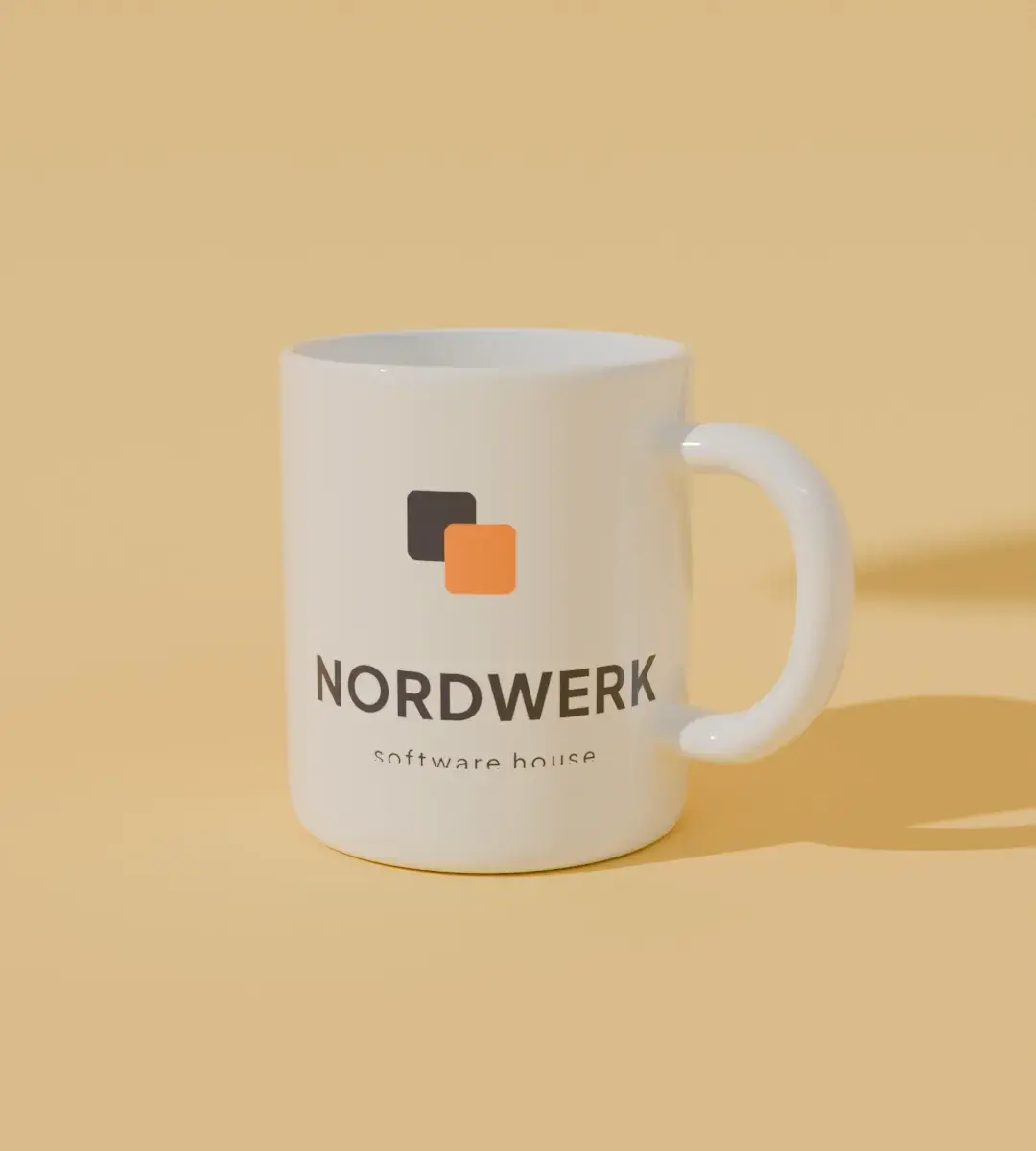 Biały kubek ceramiczny z nadrukiem logo